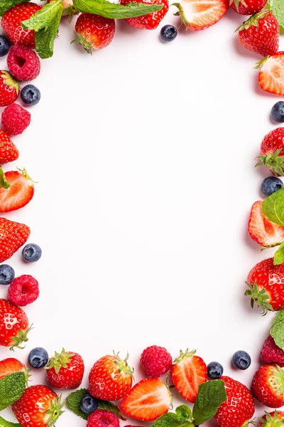 框架浆果背景 由草莓 覆盆子和蓝莓在白色 顶部视图 平坦的躺 具有复制空间的创意食品概念 免版税图库照片
