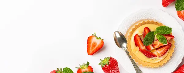 带有香草奶油和薄荷叶的草莓小蛋糕薄片的横幅覆盖在白色背景上 家庭自制健康甜糕点的概念 复制空间 顶部视图 图库图片