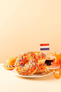 Arka planda Hollanda Etkinlik Kralları günü olan portakallı çörekler. Ulusal Bayram Koningsdag 27 Nisan 'da Hollanda' da. Kopya alanı ile Hollanda kültürü kavramı