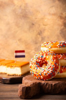 Arka planda Hollanda Etkinlik Kralları Günü olan portakallı donat ve tatlı. Ulusal Bayram Koningsdag 27 Nisan 'da Hollanda' da. Kopya alanı ile Hollanda kültürü kavramı