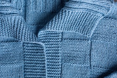 El yapımı örgü ören polo yakalı mavi kadın kazağını yakından izleyin. Satranç desenli ve uzun kollu ön görüşlü şık pamuklu kazak. Üst görünüm