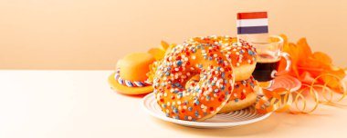 Arka planda Hollanda Etkinlik Kralları günü olan turuncu donutlu pankart. Ulusal Bayram Koningsdag 27 Nisan 'da Hollanda' da. Kopya alanı ile Hollanda kültürü kavramı