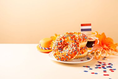 Arka planda Hollanda Etkinlik Kralları günü olan portakallı çörekler. Ulusal Bayram Koningsdag 27 Nisan 'da Hollanda' da. Kopya alanı ile Hollanda kültürü kavramı