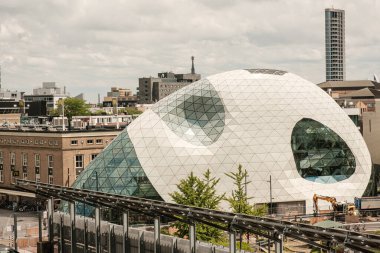 Eindhoven, Hollanda - 24 Haziran 2022: De Blob binası çarpıcı cam mimariye sahiptir, çevre kentsel çevre ve yeşillikle uyumludur