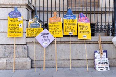 Granada 'da düzenlenen Uluslararası Kadın Günü gösterisinde protesto mesajları olan posterler.