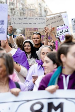 İspanya 'nın Granada caddelerinde düzenlenen Uluslararası Kadın Günü gösterileri sırasında protesto mesajları taşıyan posterler tutan insanlar
