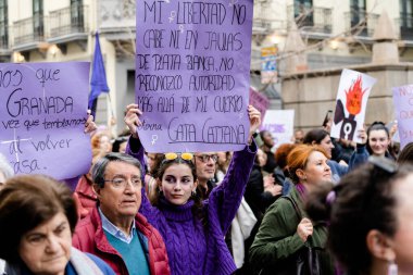 İspanya 'nın Granada caddelerinde düzenlenen Uluslararası Kadın Günü gösterileri sırasında protesto mesajları taşıyan posterler tutan insanlar