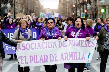 İspanya 'nın başkenti Granada' da düzenlenen Uluslararası Kadın Günü gösterisinde ellerinde protesto mesajları olan kadınlar.
