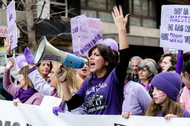 Uluslararası Kadınlar Günü 'nde İspanya' nın Granada caddelerinde protesto mesajları atan bir kadın.