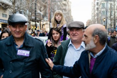 Kızı omuzlarında bir kadın, Granada, İspanya sokaklarında düzenlenen Uluslararası Kadınlar Günü gösterisine katılıyor.