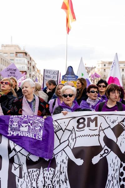 Kobiety Trzymające Sztandar Orędziami Protestacyjnymi Podczas Demonstracji Międzynarodowego Dnia Kobiet — Zdjęcie stockowe