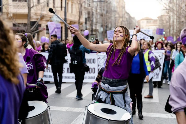Grupa Ludzi Ubranych Fioletowo Gra Batukadę Protestacyjną Bębnami Podczas Demonstracji — Zdjęcie stockowe