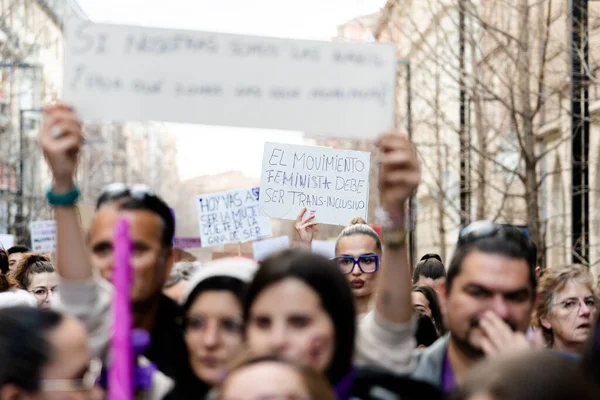 Mensen Met Posters Met Protestboodschappen Tijdens Internationale Vrouwendag Demonstratie Door — Stockfoto