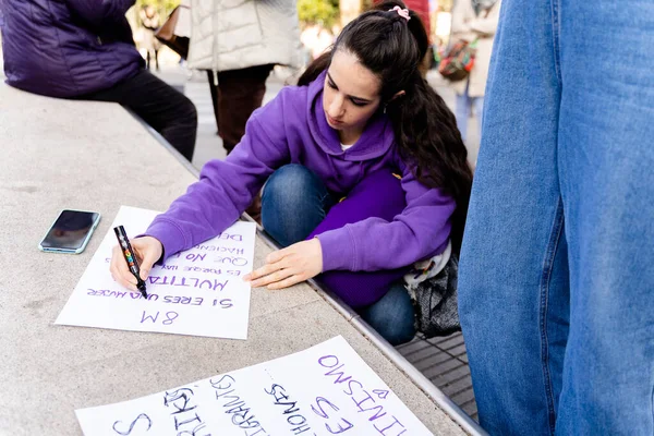 Młoda Dziewczyna Pisze Protesty Plakacie Podczas Demonstracji Międzynarodowego Dnia Kobiet — Zdjęcie stockowe