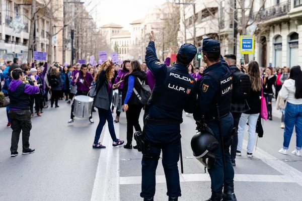 Policjanci Nadzorujący Ludzi Dla Prawidłowego Przebiegu Demonstracji Międzynarodowego Dnia Kobiet — Zdjęcie stockowe