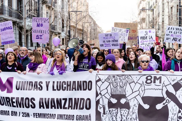Vrouw Schreeuwt Protestberichten Door Een Megafoon Tijdens Internationale Vrouwendag Demonstratie — Stockfoto