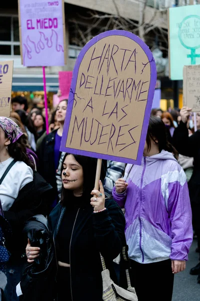 Meisje Met Posters Met Protestboodschappen Tijdens Internationale Vrouwendag Demonstratie Door — Stockfoto