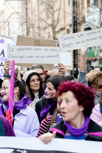 Ludzie Trzymający Plakaty Orędziami Protestacyjnymi Podczas Demonstracji Międzynarodowego Dnia Kobiet — Zdjęcie stockowe