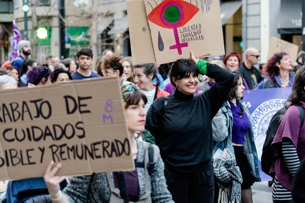 Jonge Vrouw Met Posters Met Protestberichten Tijdens Internationale Vrouwendag Demonstratie — Stockfoto