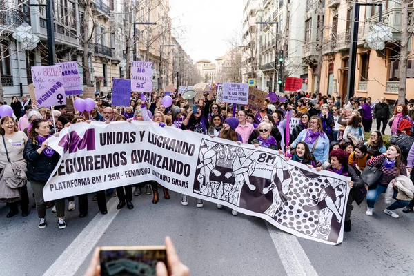 Kobiety Trzymające Sztandar Orędziami Protestacyjnymi Podczas Demonstracji Międzynarodowego Dnia Kobiet — Zdjęcie stockowe