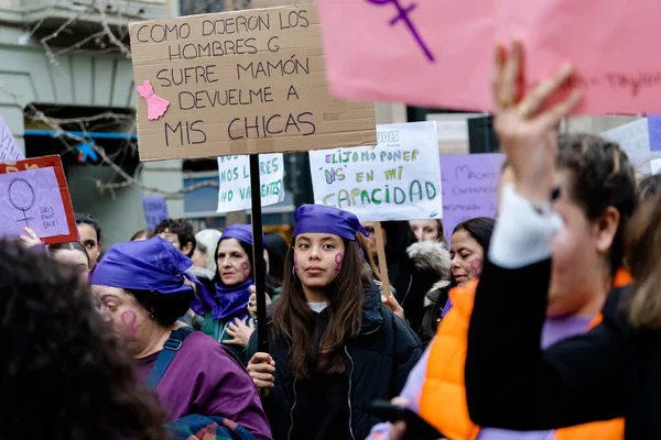 Mensen Met Posters Met Protestboodschappen Tijdens Internationale Vrouwendag Demonstratie Door — Stockfoto