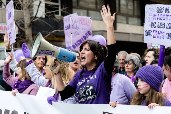 Vrouw Schreeuwt Protestberichten Door Een Megafoon Tijdens Internationale Vrouwendag Demonstratie — Stockfoto