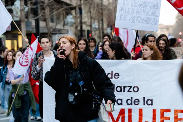 Kobieta Krzycząca Przez Megafon Podczas Demonstracji Międzynarodowego Dnia Kobiet Ulicach — Zdjęcie stockowe