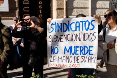 Granada, Endülüs, İspanya. 20 Şubat 2024: Granada sokaklarında tarım ürünleri krizinin adil olmayan fiyatlarına karşı pankartlar ve traktörlerle protesto gösterisi