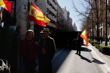Granada, Endülüs, İspanya. 20 Şubat 2024: Granada sokaklarında tarım ürünleri krizinin adil olmayan fiyatlarına karşı pankartlar ve traktörlerle protesto gösterisi
