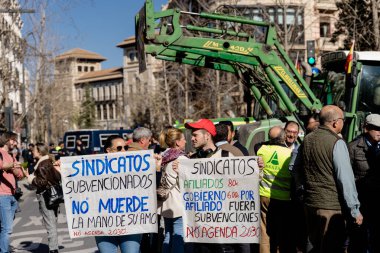 Granada, Endülüs, İspanya. 20 Şubat 2024: Granada sokaklarında tarım ürünleri krizinin adil olmayan fiyatlarına karşı pankartlar ve traktörlerle protesto gösterisi