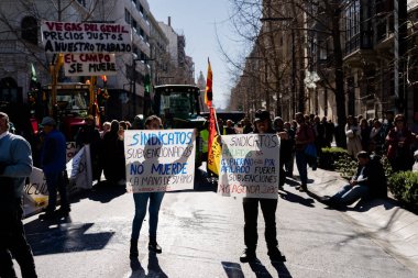 Granada, Endülüs, İspanya. 20 Şubat 2024: Granada sokaklarında tarım ürünleri krizinin adil olmayan fiyatlarına karşı pankartlar ve traktörlerle protesto gösterisi