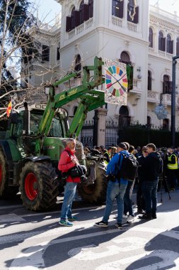 Granada, Endülüs, İspanya. 20 Şubat 2024: Granada sokaklarında tarım ürünleri krizinin adil olmayan fiyatlarına karşı pankartlar ve traktörlerle protesto gösterisi
