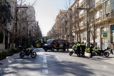 Granada, Endülüs, İspanya. 20 Şubat 2024: Granada sokaklarında tarım ürünleri krizinin adil olmayan fiyatlarına karşı pankartlar ve traktörlerle protesto gösterisi