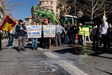 Granada, Endülüs, İspanya. 20 Şubat 2024: Granada sokaklarında tarım ürünleri krizinin adil olmayan fiyatlarına karşı pankartlar ve traktörlerle protesto gösterisi