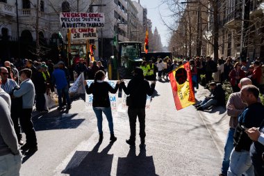 Granada, Endülüs, İspanya. 20 Şubat 2024: Granada sokaklarında tarım ürünleri krizinin adil olmayan fiyatlarına karşı pankartlar ve traktörlerle protesto gösterisi