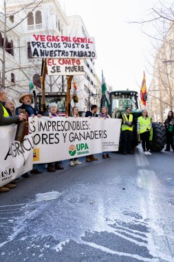 Granada, Endülüs, İspanya. 20 Şubat 2024: Granada sokaklarında tarım ürünleri krizinin adil olmayan fiyatlarına karşı pankartlar ve traktörlerle protesto gösterisi