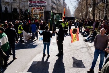 Granada, Endülüs, İspanya. 20 Şubat 2024: Granada sokaklarında tarım ürünleri krizinin adil olmayan fiyatlarına karşı pankartlar ve traktörlerle protesto gösterisi