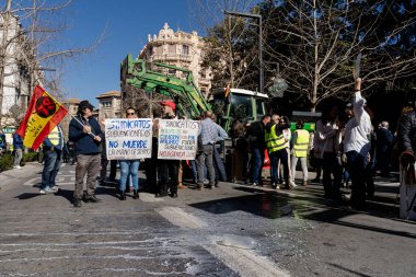 Granada, Endülüs, İspanya. 20 Şubat 2024: Granada sokaklarında tarım ürünleri krizinin adil olmayan fiyatlarına karşı pankartlar ve traktörlerle protesto gösterisi