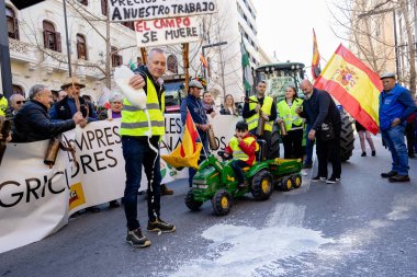 Granada, Endülüs, İspanya. 20 Şubat 2024: Granada sokaklarında tarım ürünleri krizinin adil olmayan fiyatlarına karşı pankartlar ve traktörlerle protesto gösterisi