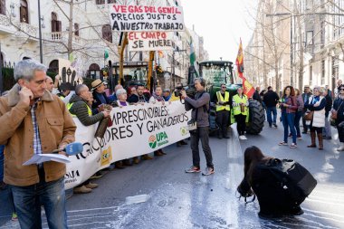 Granada, Endülüs, İspanya. 20 Şubat 2024: Granada sokaklarında tarım ürünleri krizinin adil olmayan fiyatlarına karşı pankartlar ve traktörlerle protesto gösterisi
