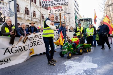 Granada, Endülüs, İspanya. 20 Şubat 2024: Granada sokaklarında tarım ürünleri krizinin adil olmayan fiyatlarına karşı pankartlar ve traktörlerle protesto gösterisi