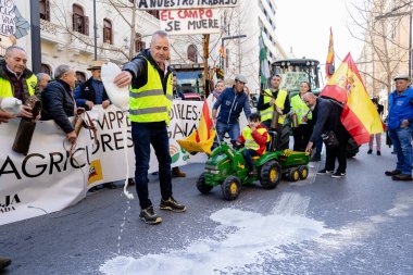 Granada, Endülüs, İspanya. 20 Şubat 2024: Granada sokaklarında tarım ürünleri krizinin adil olmayan fiyatlarına karşı pankartlar ve traktörlerle protesto gösterisi