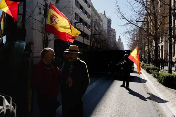 Granada, Endülüs, İspanya. 20 Şubat 2024: Granada sokaklarında tarım ürünleri krizinin adil olmayan fiyatlarına karşı pankartlar ve traktörlerle protesto gösterisi