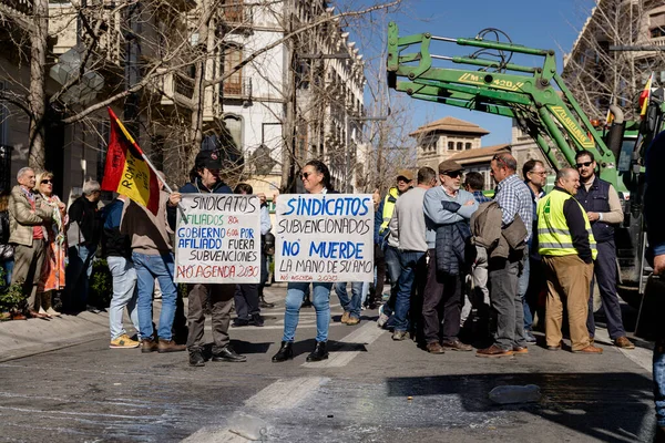 Granada, Endülüs, İspanya. 20 Şubat 2024: Granada sokaklarında tarım ürünleri krizinin adil olmayan fiyatlarına karşı pankartlar ve traktörlerle protesto gösterisi