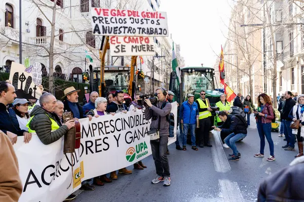 Granada, Endülüs, İspanya. 20 Şubat 2024: Granada sokaklarında tarım ürünleri krizinin adil olmayan fiyatlarına karşı pankartlar ve traktörlerle protesto gösterisi