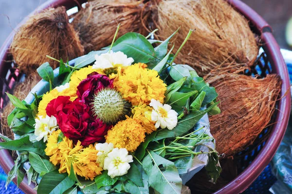 Λουλούδι Και Καρύδας Προσφορές Για Θρησκευτική Τελετή Ινδουιστών Φωτογραφία Αρχείου