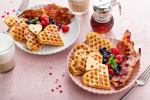 Valentinstag Frühstück Für Zwei Mit Herzförmigen Waffeln Und Speck — Stockfoto