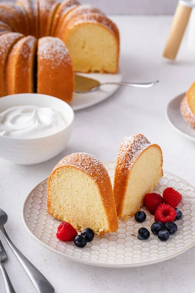 パウンドケーキは パウンドパン 伝統的なバニラやサワークリーム風味で焼き 粉砂糖で味付け — ストック写真