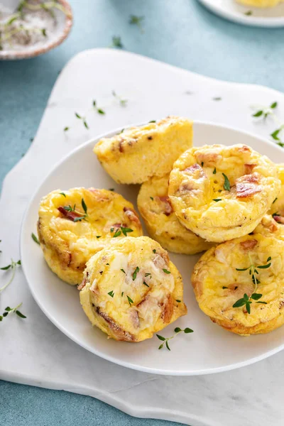ベーコンとチェダーの卵マフィン朝食に行く レシピのアイデア — ストック写真