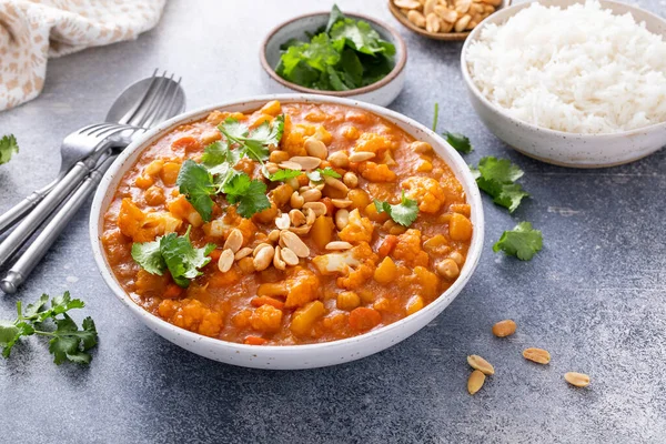 Vegan Curry Cauliflower Chickpeas Butternut Squash Topped Peanuts Served Rice — Stock Photo, Image